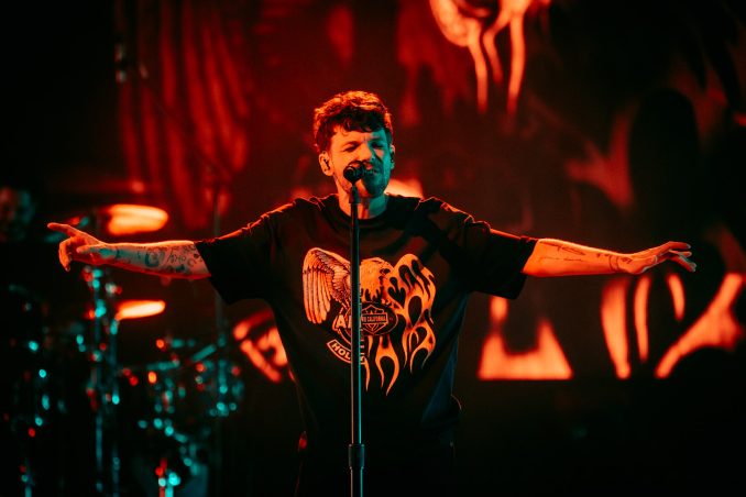 Louis Tomlinson v O2 areně chvílemi zářil, zároveň se ale vesměs ztrácel ve své šedi