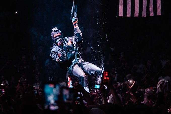 A$AP Rocky proměnil O2 arenu ve válečné pole. Helikoptéry, SWAT i bazooka? Praha zažila rapovou akci roku